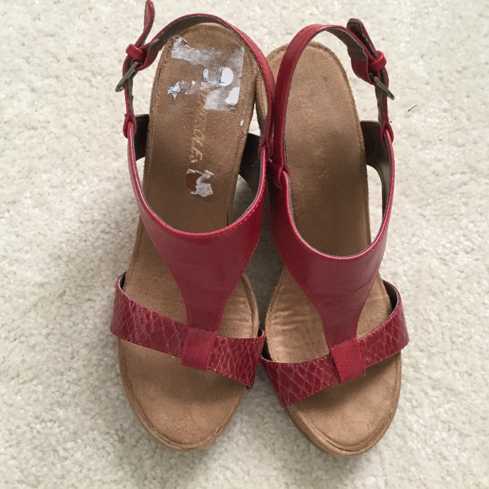 Aerosoles Red Wedges Sz 8 in excellent condition
